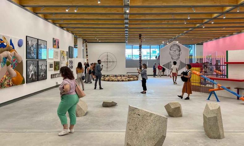 Pessoas veem obras de arte no espaço Pina Contemporânea, em São Paulo
