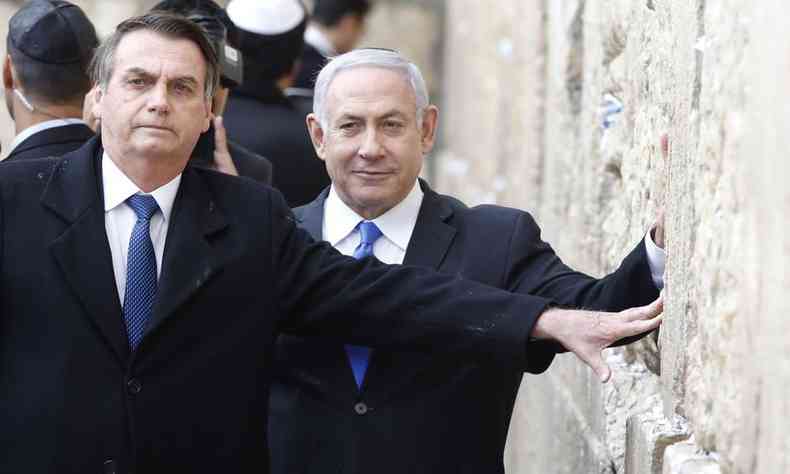 Bolsonaro visita o Muro das Lamentaes com o primeiro ministro israelense Benjamin Netanyahu. O local  um dos lugares mais antigos de oraes dos judeus, em Jerusalm(foto: MENAHEM KAHANA)