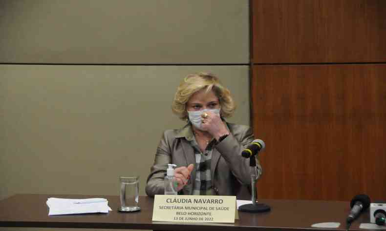 Secretária de saúde de BH, Cláudia Navarro, em coletiva na PBH; ela está de máscara