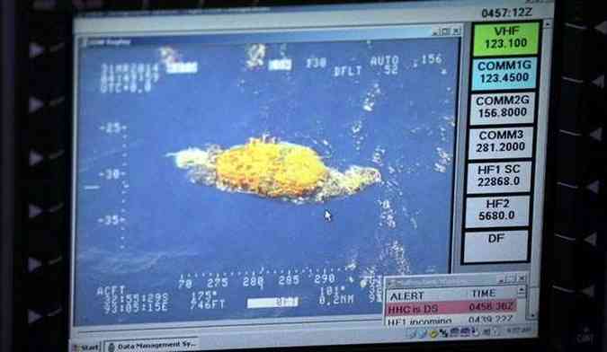 Imagem de monitor mostra pea desconhecida em rea de buscas do voo MH370(foto: Rob Griffith/Reuters)