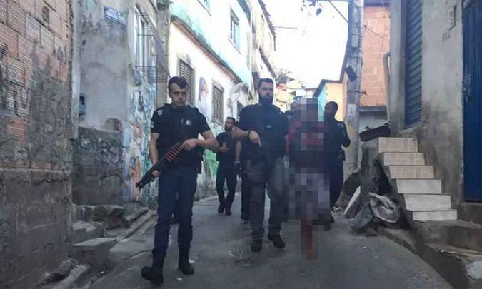 Policiais civis tomaram as ruas do aglomerado desde o início da manhã (foto: Reprodução / TV Alterosa ) Policiais civis tomaram as ruas do aglomerado desde o início da manhã (foto: Reprodução / TV Alterosa )