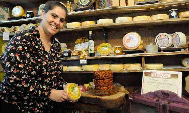 Ana Gabriela, da Tupigu, mostra queijo vendido pelo estabelecimento. Algumas das iguarias s podem ser encontradas na loja do mercado(foto: Paulo Filgueiras/EM/D.A Press)
