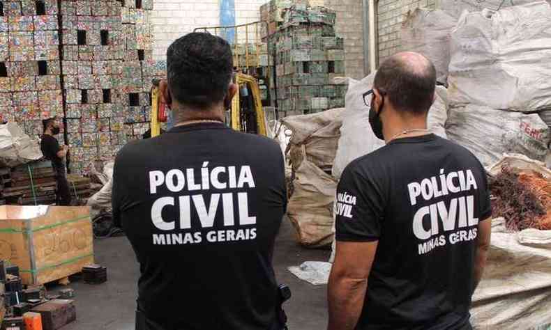 Policiais civis estiveram nos depsitos de ferro-velho suspeitos de receptao