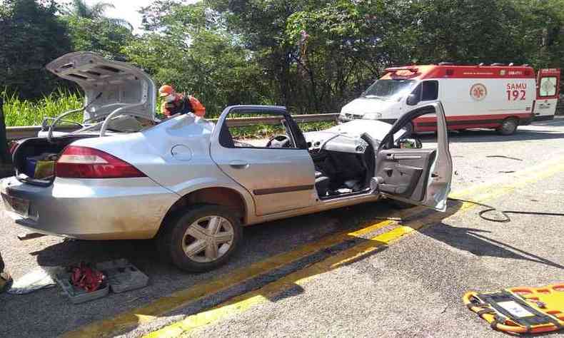 Batida aconteceu lateralmente, mas passageiros do carro de passeio ficaram presos s ferragens(foto: CBMMG/Divulgao )
