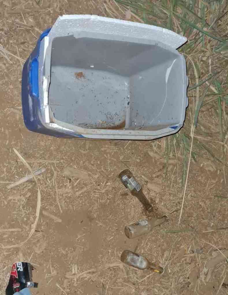 Um cooler com cervejas foi encontrado no local do acidente(foto: Polcia Militar Rodoviria/Divulgao)