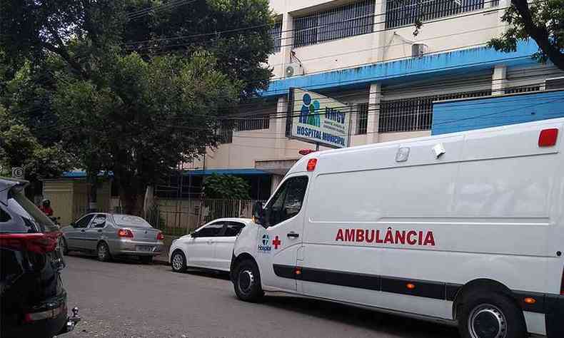 Ambulncias na porta do Hospital Municipal de Governador Valadares fazem parte de uma cena que se repete a cada dia(foto: Tim Filho/Especial para o EM)