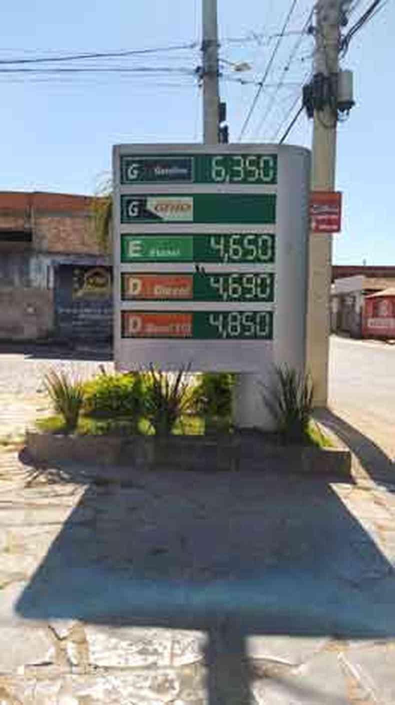 Em Januria, gasolina vendida a R$ 6,35 revolta dona de casa, mecnico e servidor pblico (foto: Pablo Magalhes/Divulgao)