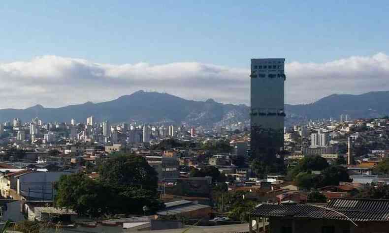 Belo Horizonte amanheceu com cu claro e algumas nuvens(foto: Edesio Ferreira/EM D.A Press)