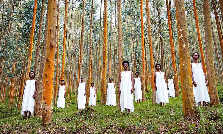 Cena de 'Nossa Senhora do Nilo' mostra diversas mulheres vestidas de branco, de p, numa floresta

