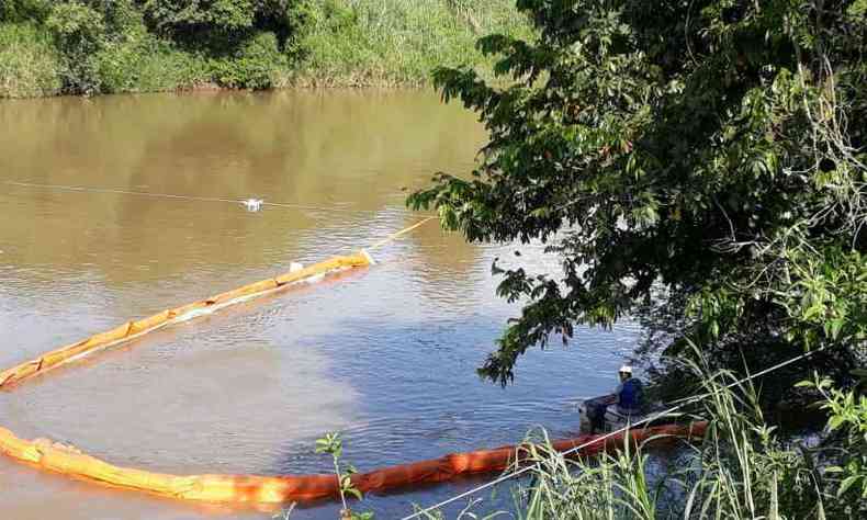 Barreiras j foram instaladas ao longo do Rio Paraopeba(foto: Divulgao/Vale)