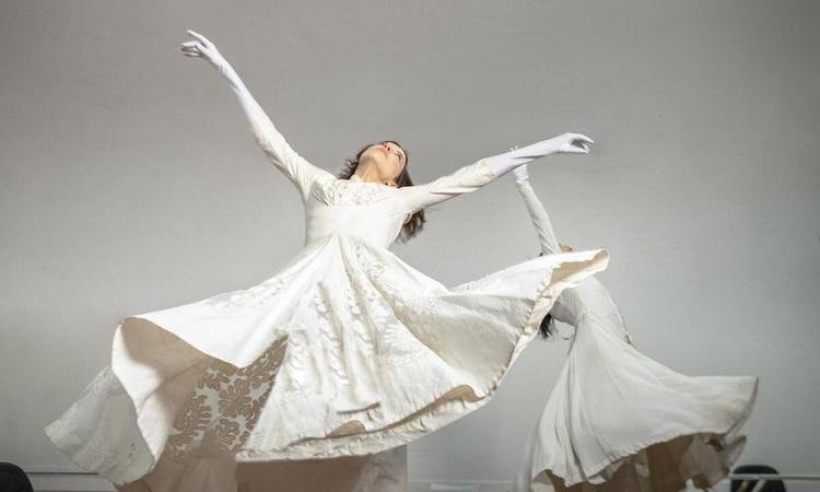 Duas atrizes com figurinos de noiva em cima de cadeiras na pe�a Vestido de noiva, encenada pelo Grupo Officina Multim�dia
