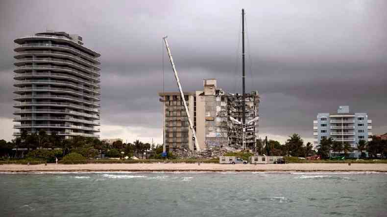 Os prdios do complexo Champlain Towers ficam prximos ao extremo norte de Miami Beach(foto: Getty)