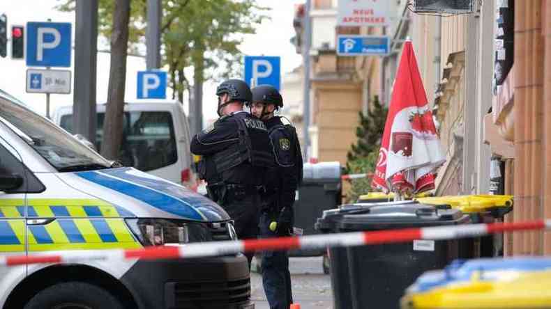 Policiais cercam o entorno da sinagoga atacada na manhã na cidade de Halle, no leste da Alemanha (foto: SEBASTIAN WILLNOW)
