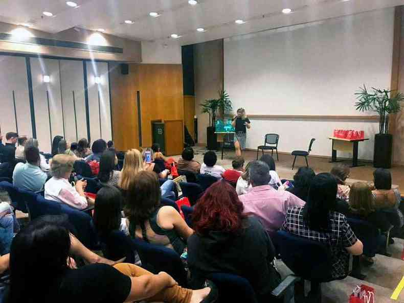 Domenique Heidy em palestra no Brasil  Foto: Reproduo