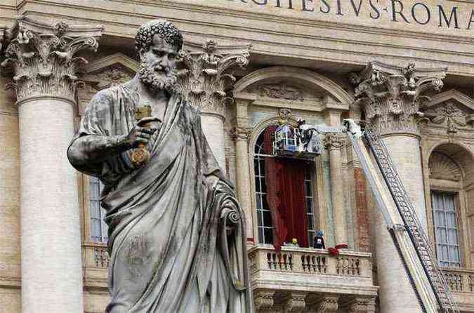 Papa eleito dar a primeira bno em balco no Vaticano(foto: REUTERS/Paul Hanna )