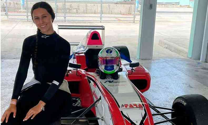 Rafaela Ferreira sentada no kart