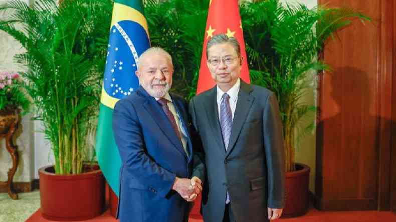 Lula apertando a mo de Zhao Leji, presidente do Comit Permanente da Assembleia Nacional Popular da China