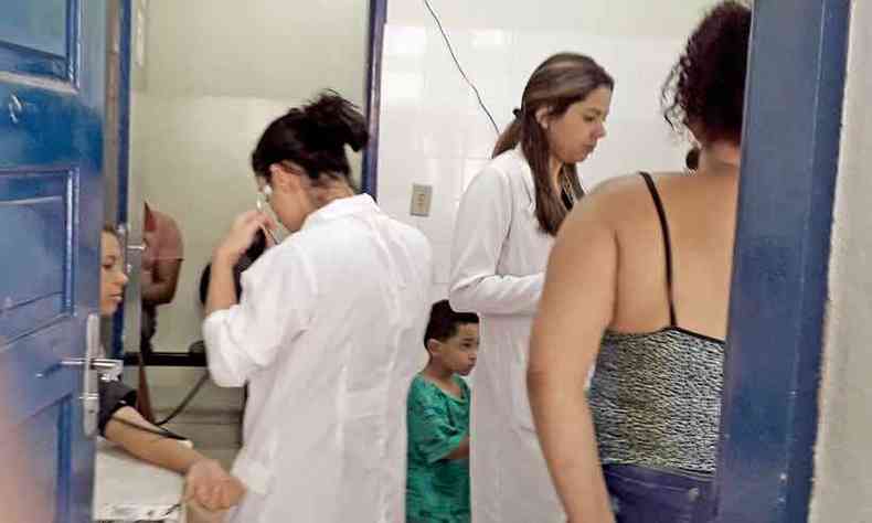 No Centro de Saúde Novo Horizonte, pacientes relatam falta de máscaras para atendimento e de álcool em gel. Casos suspeitos são encaminhados a outra unidade(foto: FOTOS: Jair Amaral/Em/D.a press)