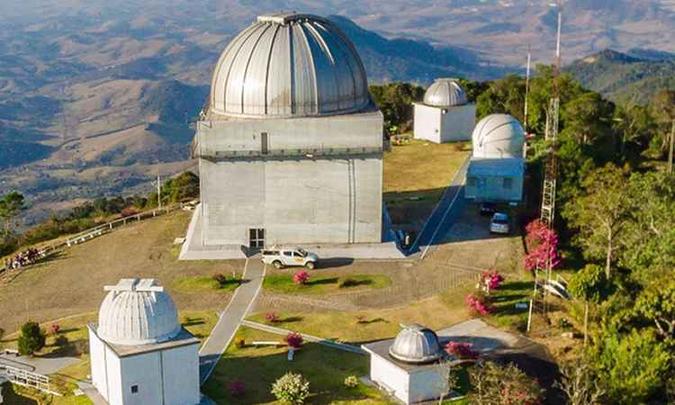 Há um ano, foi inaugurado em Brazópolis, no sul de Minas Gerais, um telescópio russo-brasileiro exclusivamente dedicado ao monitoramento de lixo espacial(foto: Prefeitura de Brazópolis/Site/Reprodução ) Há um ano, foi inaugurado em Brazópolis, no sul de Minas Gerais, um telescópio russo-brasileiro exclusivamente dedicado ao monitoramento de lixo espacial(foto: Prefeitura de Brazópolis/Site/Reprodução )