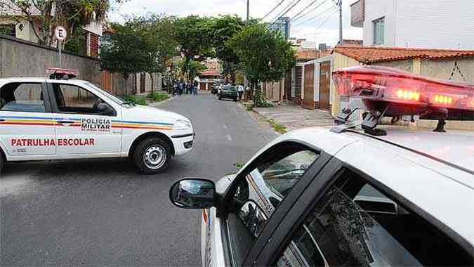 Local do crime na Rua Benjamin Dias, Barreiro de Baixo. Houve troca de tiros, mas os bandidos conseguiram fugir(foto: Euler Junior/EM/D.A Press)