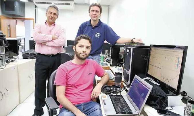 O estudante Roberto Souza (C) e os professores Renato Assunção e (E) e Wagner Meira, da equipe que estuda O estudante Roberto Souza (C) e os professores Renato Assunção e (E) e Wagner Meira, da equipe que estuda