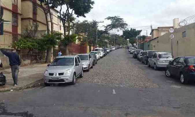 Nas proximidades do Setor de Licenciamento de veculos, na Gameleira, Oeste de BH, houve filas de carros com a reduo das vistorias em 70% devido a greve dos policiais civis(foto: Edsio Ferreira/EM/D.A PRESS)