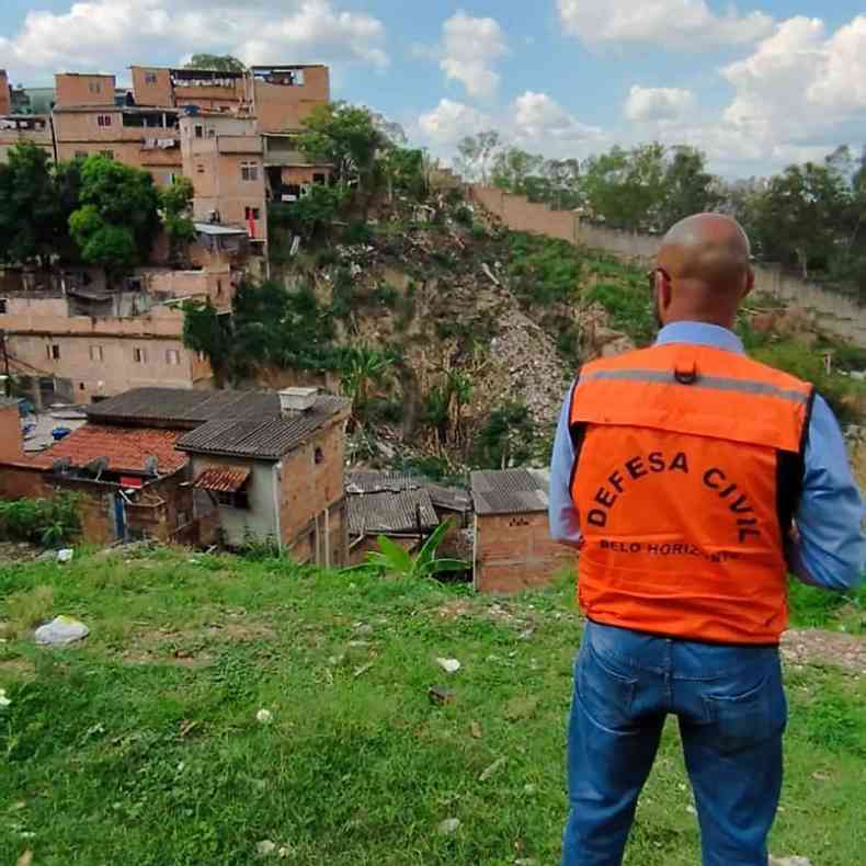 Agentes de defesa civil de Belo Horizonte levam orientaes a reas de risco geolgico por causa das chuvas