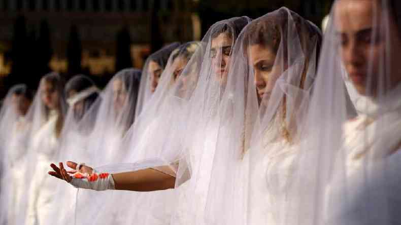 Ativistas da ONG Abaad no Lbano protestam vestidas de noiva contra lei que permitia estuprador se livrar da pena caso se casasse com sua vtima(foto: Getty Images)