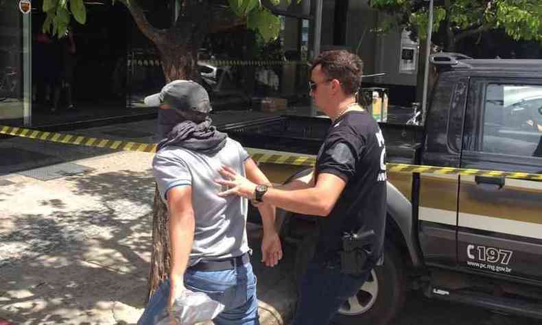 Policiais civis receberam 11 dos 13 investigados que tiveram a priso decretada novamente na parte da manh(foto: Guilherme Paranaiba/EM/D.A PRESS)