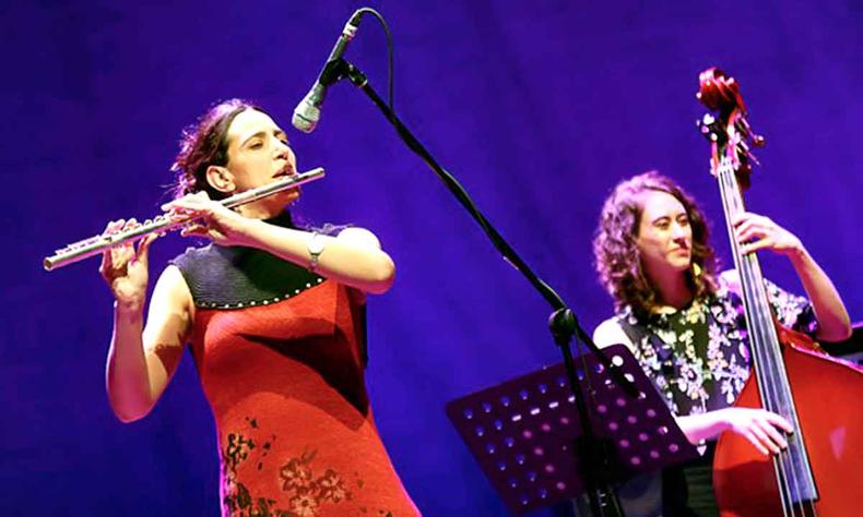 Flautista Nara Pinheiro e violoncelista Camila Rocha tocam no palco