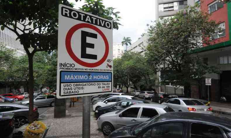 Estacionamento rotativo em quarteiro da avenida Alvares Cabral, Centro-Sul de BH (foto: Tlio Santos/ EM/ D.A Press)