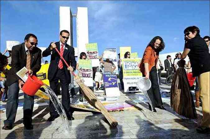 Manifestantes favorveis  aprovao do projeto da Ficha Limpa lavam a rampa do Congresso Nacional para sensibilizar os parlamentares sobre a proposta(foto: Ronaldo de Oliveira/CB/D.A Press)