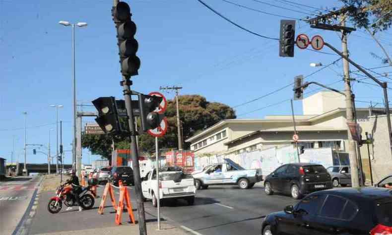 Semforos desligados na Avenida Antnio Carlos com Rua Viana do Castelo(foto: Paulo Filgueiras/EM/DA Press)