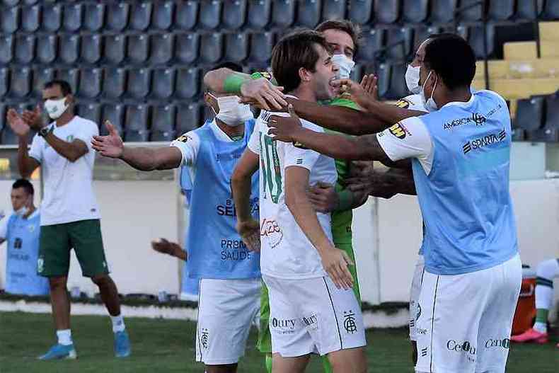 Lo Passos comemora o gol do Amrica diante do Fantasma, aps presente de Pedro Ken(foto: Estevo Germano/Amrica)