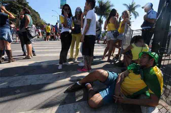 Cerca de 500 torcedores que no conseguiram entrar ficaram esperando na porta por autorizao(foto: Cristina Horta / EM / D.A Press)