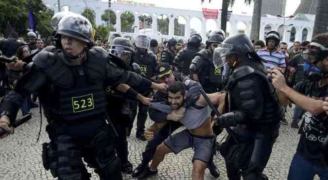 Manifestante  preso durante protestos no bairro Cinelndia, no Rio de Janeiro(foto: Lucas Landau/Reuters)