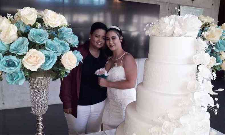 Lygia e Nicole Miranda posam ao lado do bolo da cerimnia