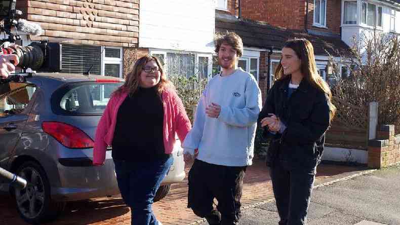 Sam, Ryan e Olivia Neill caminhando na rua