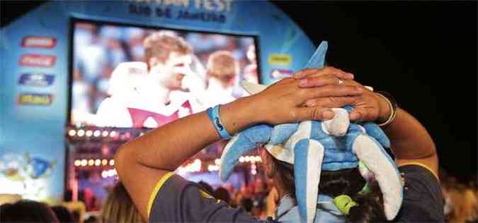 Torcedores argentinos ficaram inconformados com a perda do ttulo mundial para a Alemanha (foto: AFP PHOTO/ARI VERSIANI )