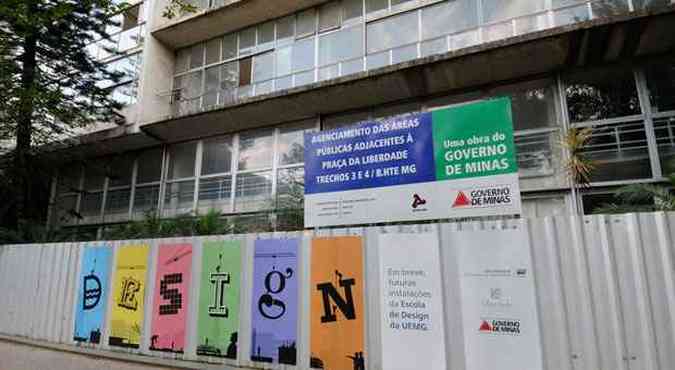 Na fachada do edifcio tombado pelo patrimnio histrico, faixa indica a nova destinao. Expectativa  receber 600 pessoas por dia nos 11 andares(foto: FOTOS: BETO NOVAES/EM/D.A PRESS)