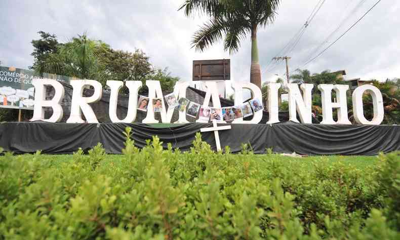 Letreiro de Brumadinho com homenagens