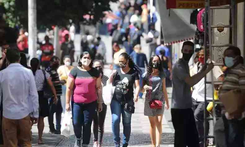 Na foto, mulheres caminham na regio Central de BH