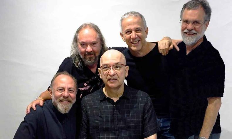  Bi Ribeiro, Maurcio Valladares, Herbert Vianna, Joo Barone e Jos Fortes sorriem para a cmera