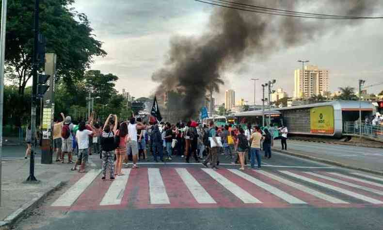 Protesto contra PEC teve incio em frente portaria da UFMG (foto: Joana Gomes/Divulgao)