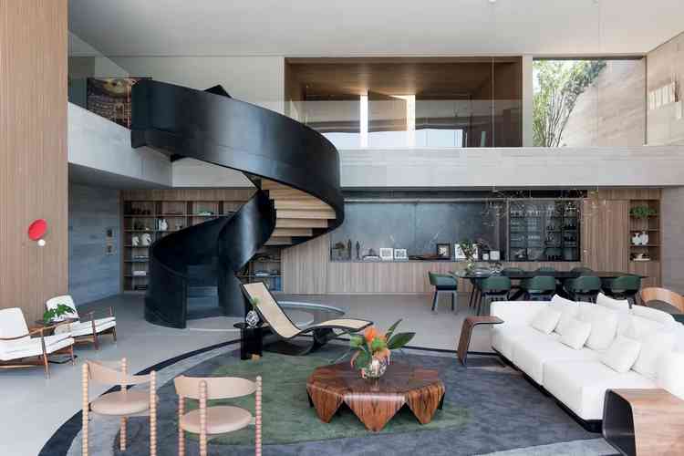 A casa tem design contemporâneo e materiais rústicos, como madeira