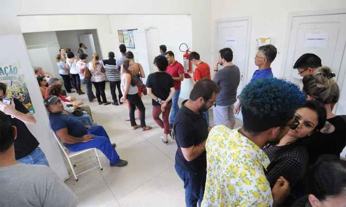 Fila à espera da dose no Centro Osvaldo Cruz, no Barro Preto (foto: Leandro Couri/EM/DA Press) Fila à espera da dose no Centro Osvaldo Cruz, no Barro Preto (foto: Leandro Couri/EM/DA Press)