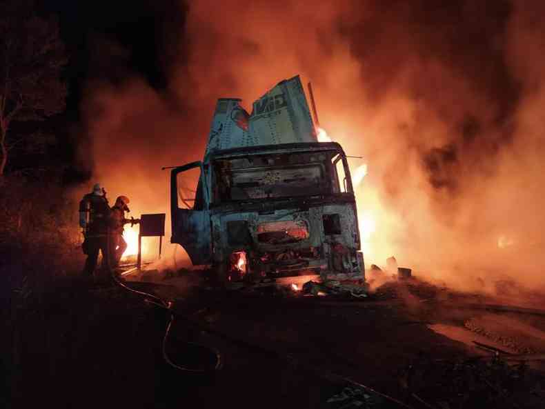 Caminho destrudo aps ser consumido pelo fogo