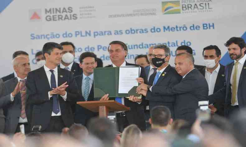 Bolsonaro (C) sancionou projeto de lei que abre crdito de R$ 2,8 bilhes para dar continuidade s obras do metr 