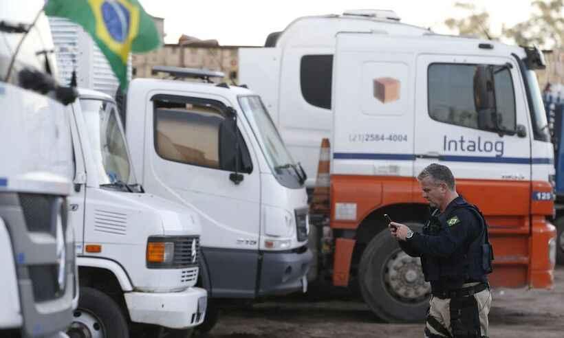 Motoristas de caminhões, ônibus e vans sem exame toxicológico pagarão multa  - Economia - Estado de Minas