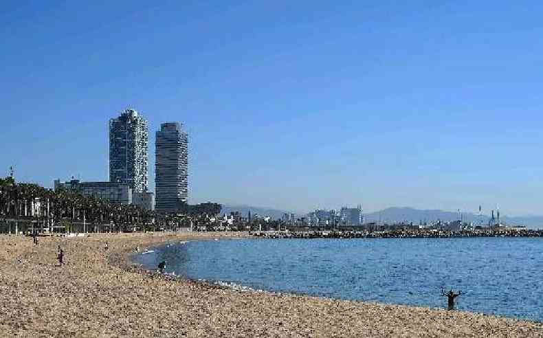 Praia em Barcelona: haver regras de distanciamento para banhistas em toda a Espanha(foto: LLUIS GENE/AFP)